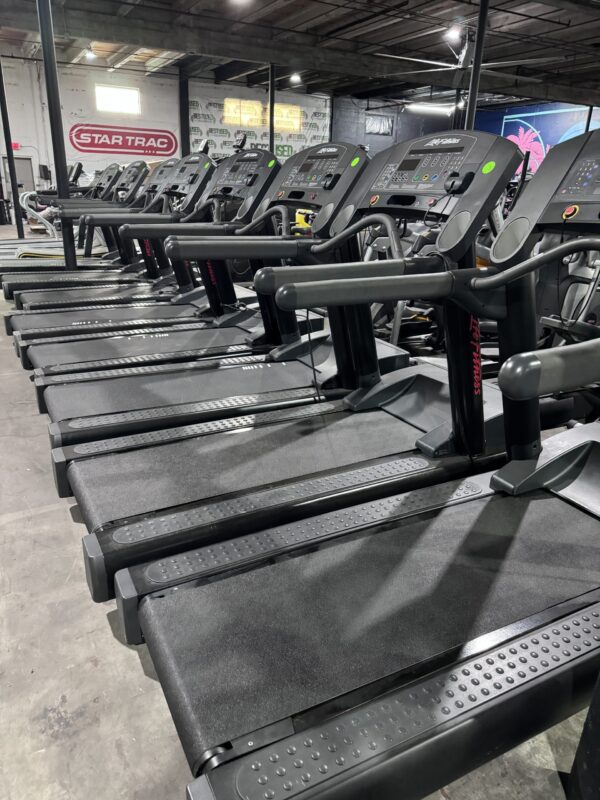 Life Fitness Treadmill Integrity Series CLST